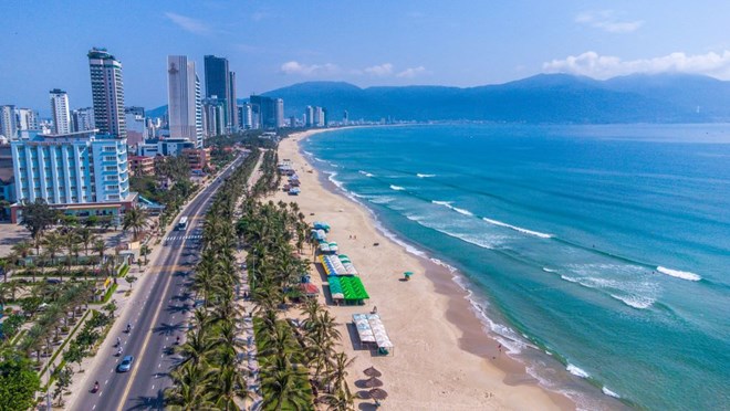 Biển Đà Nẵng – điểm đến nổi tiếng với bãi cát trắng và nước biển trong xanh