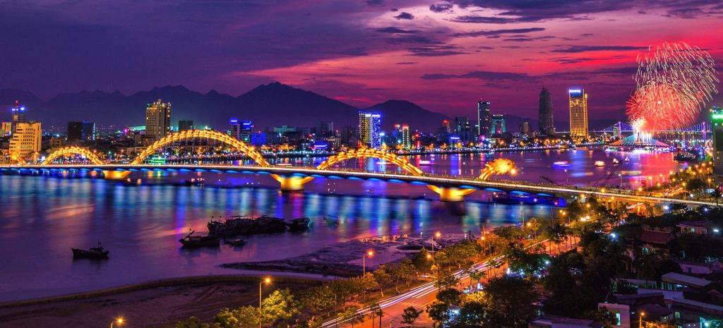 Cầu Rồng Đà Nẵng lung linh về đêm bên dòng sông Hàn