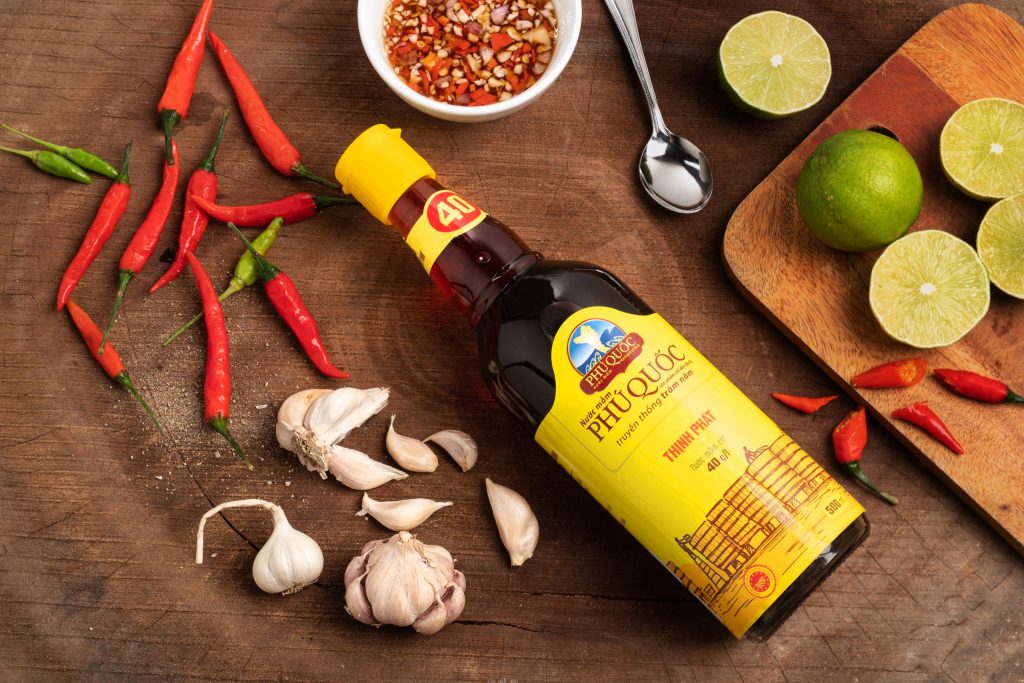 Nước mắm Phú Quốc – đặc sản nổi tiếng với hương vị đậm đà truyền thống