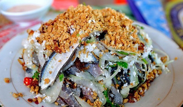 Gỏi cá trích Phú Quốc – đặc sản nổi tiếng với cá tươi, dừa nạo và đậu phộng rang