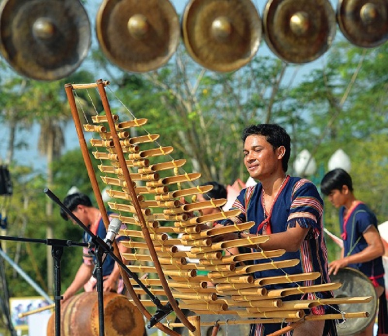Biểu diễn cồng chiêng truyền thống của đồng bào dân tộc Tây Nguyên